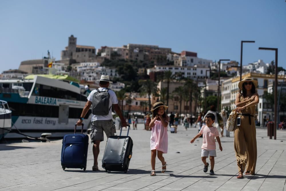 Los negocios de temporada confían en que la llegada de los primeros turistas extranjeros oxigene al sector