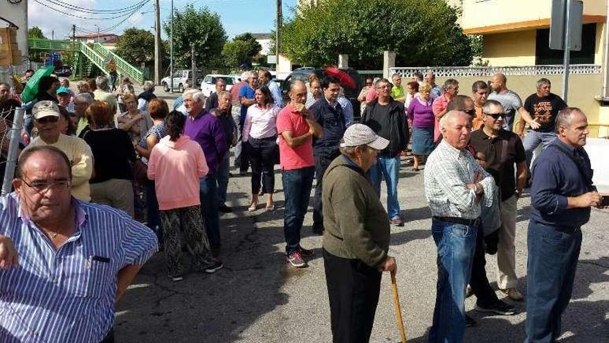 Los vecinos concentrados en el entorno de la iglesia de Chapela. // Faro