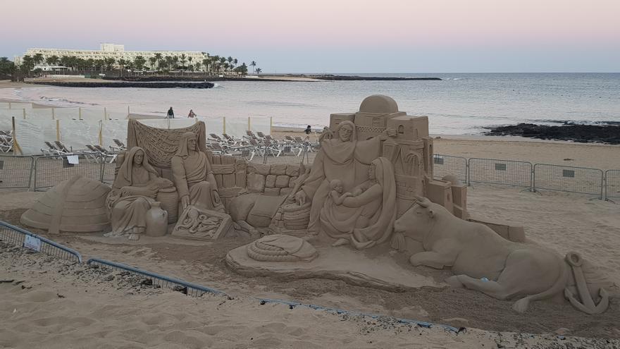 Costa Teguise presume de belén de arena en la playa de Las Cucharas