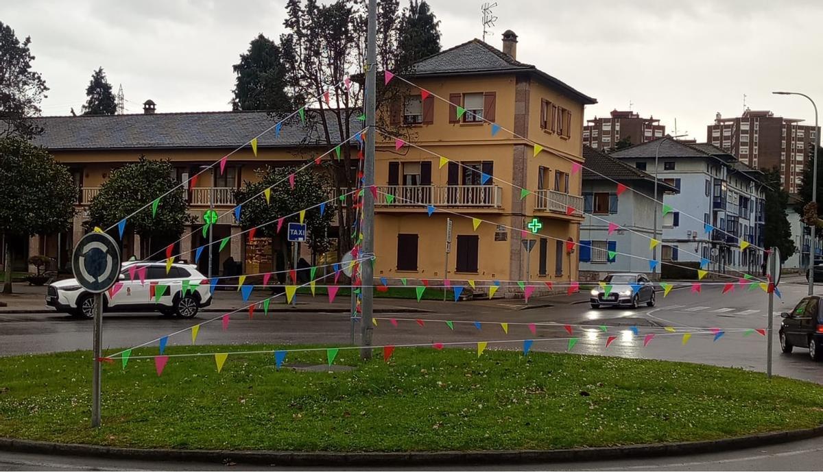 La rotonda anexa a la plaza Mayor con banderines, preparada para el próximo Antroxu.
