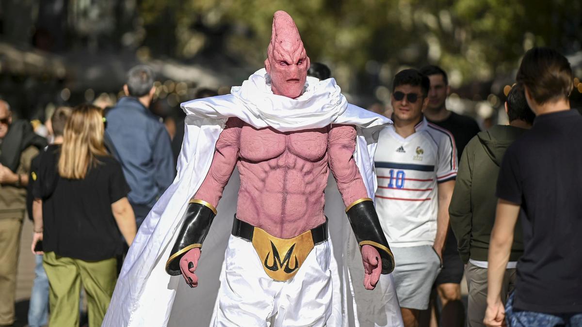 El monstruo Buu de Dragon Ball pasea por la Rambla de Barcelona