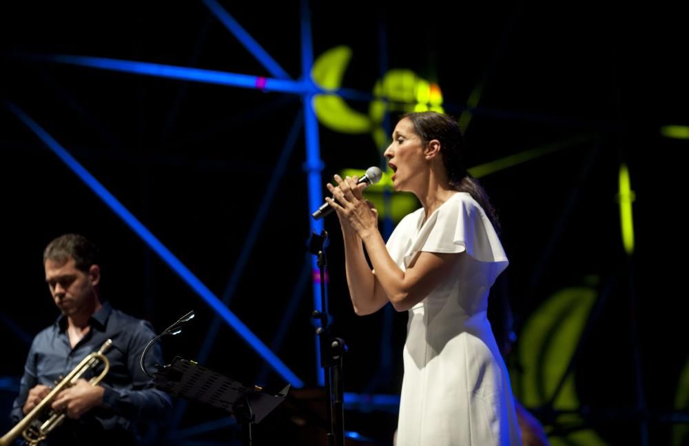 La cantante gallega rinde homenaje junto al músico cubano Alejandro Vargas al artista gallego que pasó gran parte de su vida en Cuba.