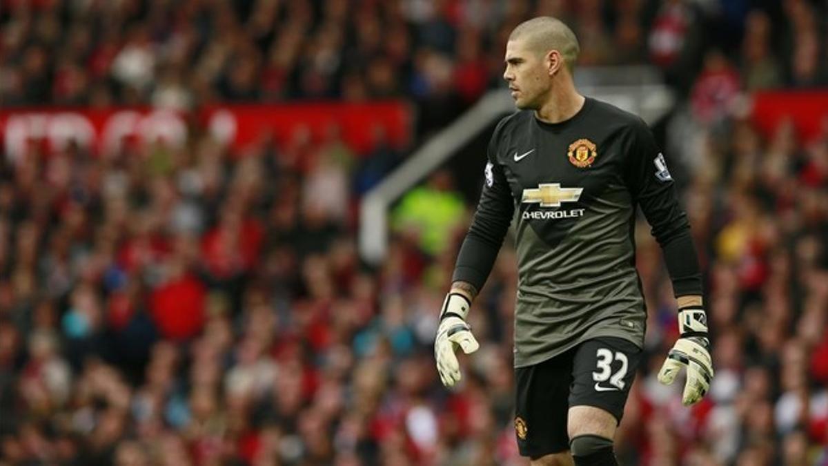 Víctor Valdés, durante un encuentro con el Manchester United