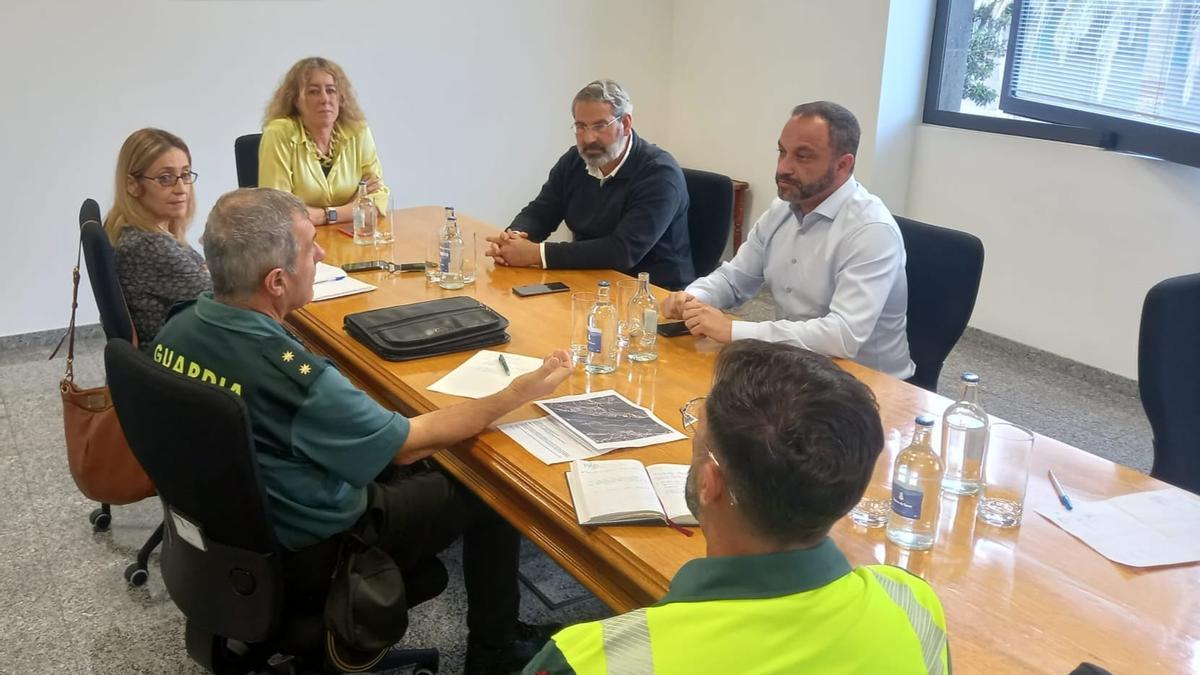 Reunión de los alcaldes de Moya y Firgas con Tráfico y Guardia Civil.