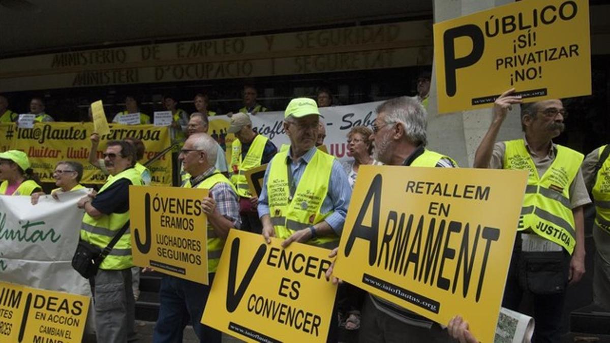 Protesta de los Iaioflautas frente a una oficina de la Seguridad Social en Barcelona, en el 2013.