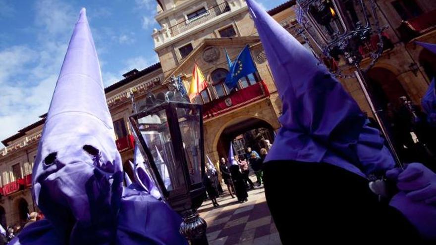 Los penitentes de la procesión de la Soledad, en la plaza del Ayuntamiento.