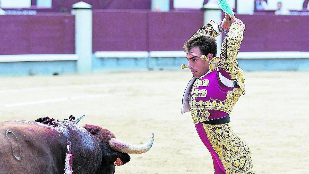 Soler es un destacado rehiletero, como se aprecia en la imagen en una de sus tardes en Las Ventas.