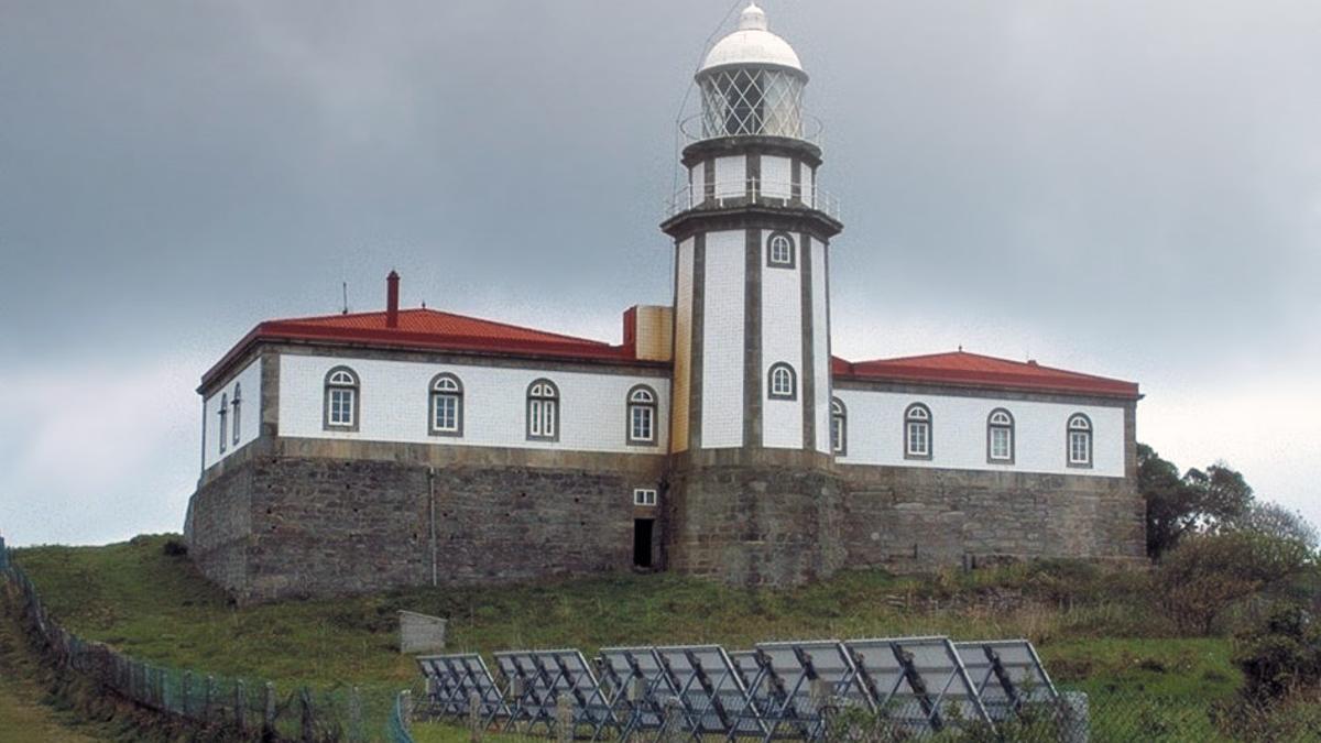El faro de la isla de Ons, en lo alto de Cucorno.