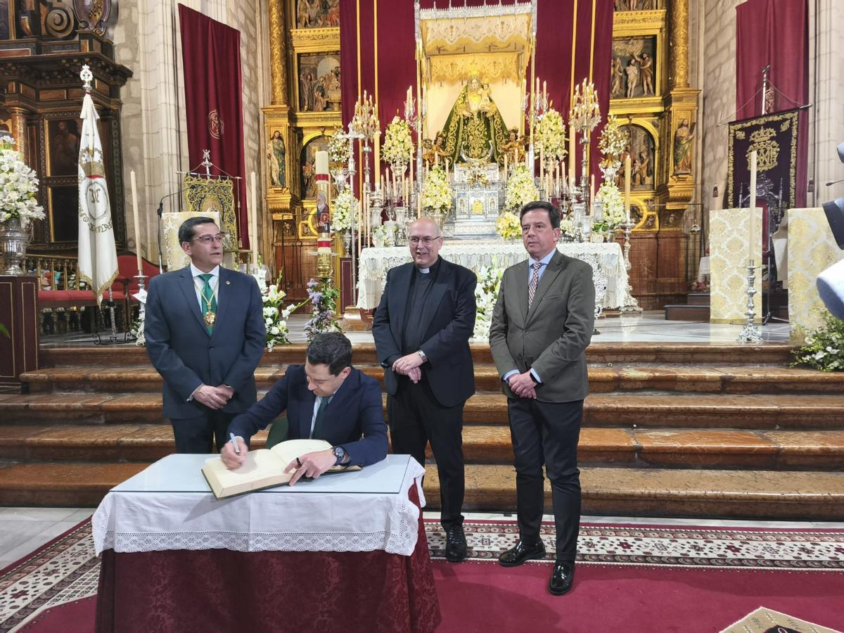 Juanma Moreno en la ofrenda floral de las Fiestas Aracelitanas.