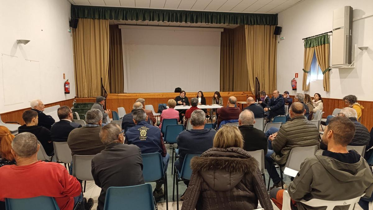 Reunión en el teleclub de la Costera con representantes de Compromís y vecinos de Llanera.