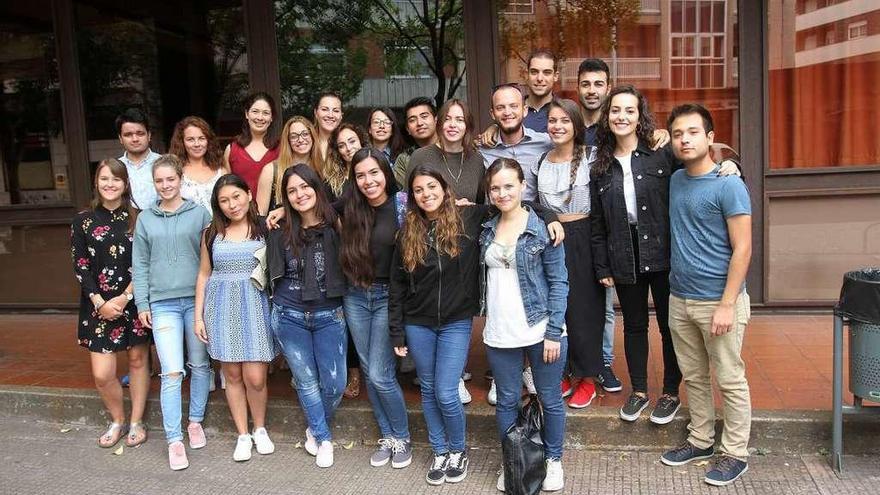 Foto de grupo de los estudiantes extranjeros que estudiarán este cuatrimestre en el campus. // Iñaki Osorio