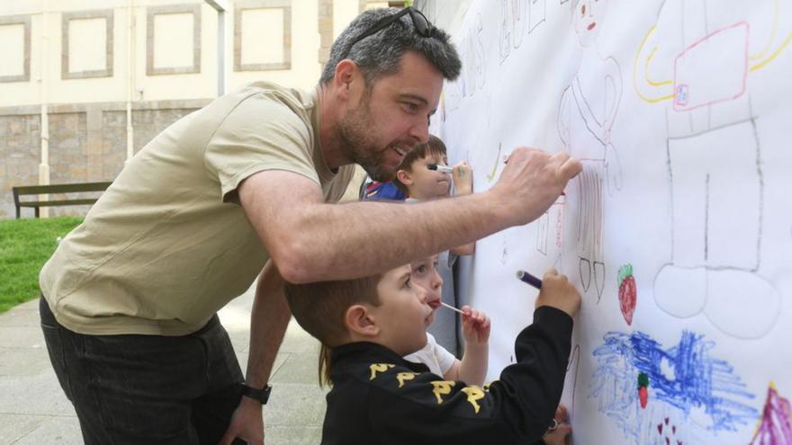 Óscar Cabana en una actividad realizada en su taller.