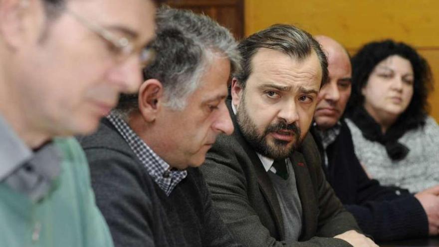 Rafael Cuiña, durante su intervención junto a Manuel Cuiña y Román Santalla. // Bernabé/Javier Lalín