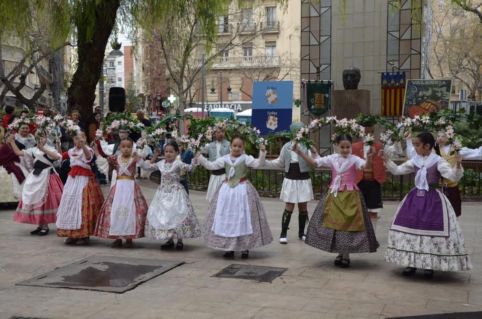 PINTOR SEGRELLES. Homenaje al Pintor Segrelles en la plaza de su nombre, con la presencia de la fallera mayor de València y su corte