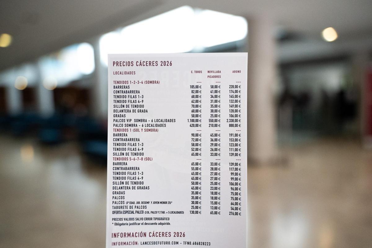 Galería | Largas colas en el Hotel Extremadura de Cáceres para renovar el abono de los toros