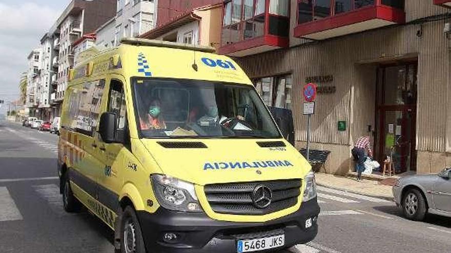 Una ambulancia en las inmediaciones de la residencia. // Iñaki Osorio