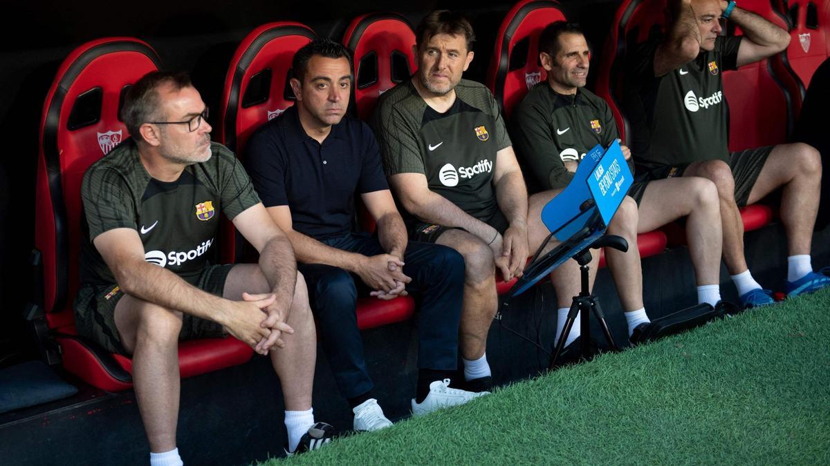 Xavi, en su último partido como entrenador del Barça, en el banquillo del Sánchez Pizjuán.