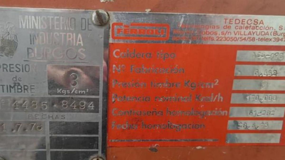 Placa identificativa de una caldera en un colegio de Murcia.