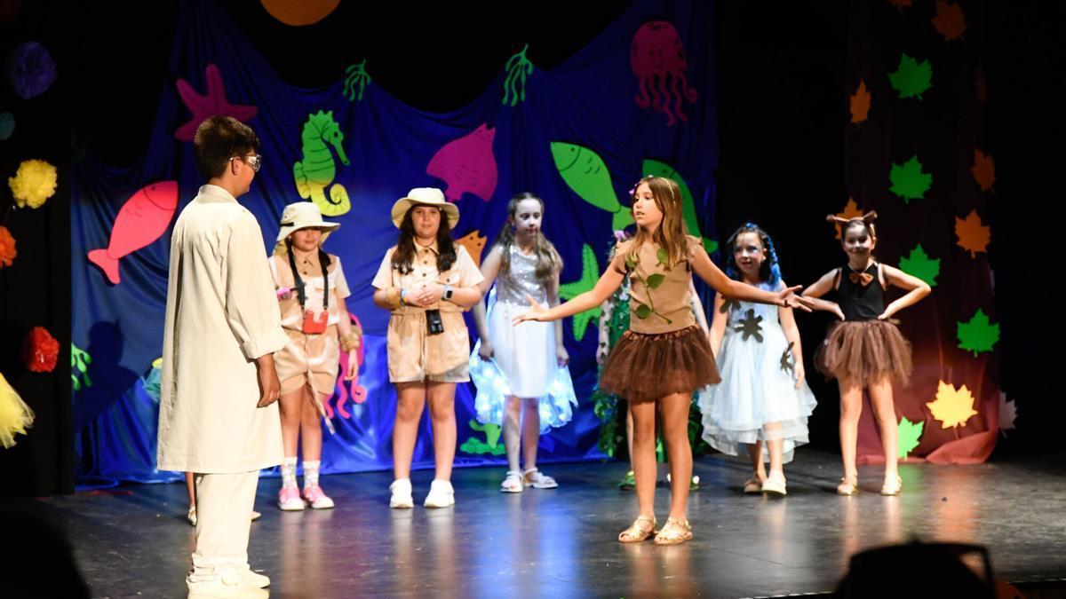 El grupo de teatro Patio de Butacas, del Colegio Nuestra Señora del Rocío de Zamora, durante una representación.