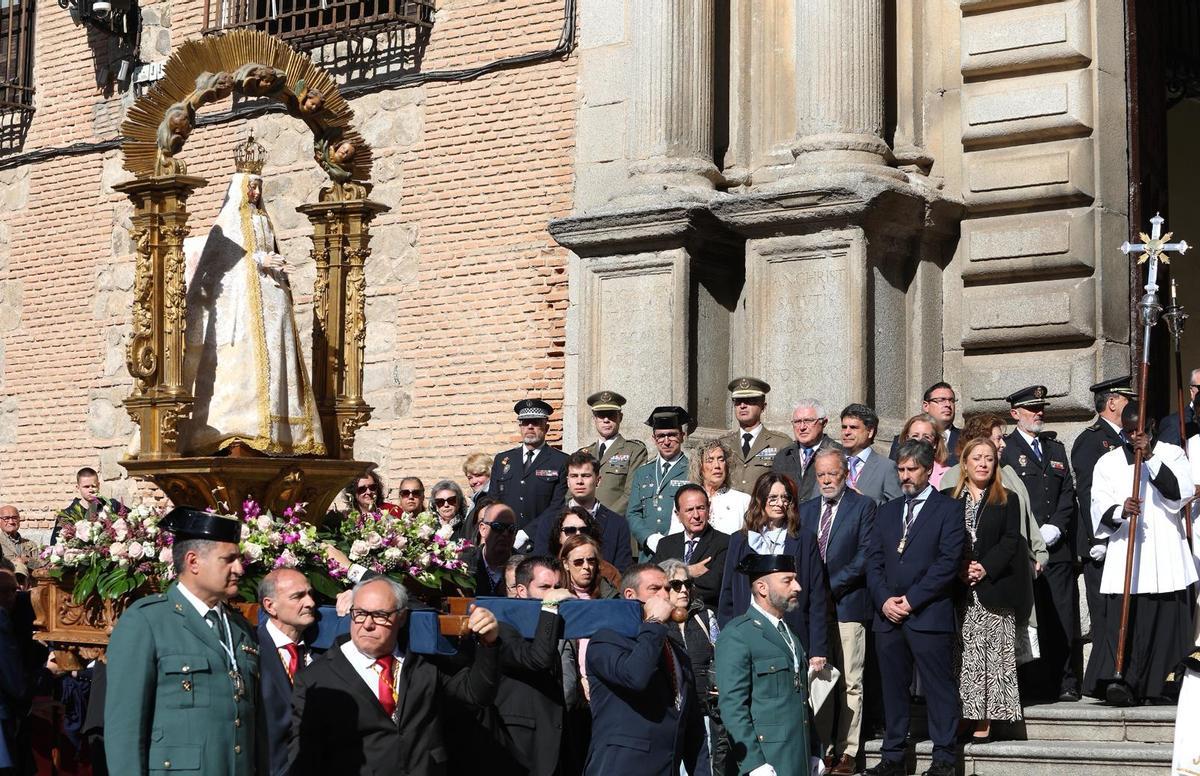 Encuentro entre la Virgen de la Alegría y Jesús Resucitado en la Plaza del Ayuntamiento