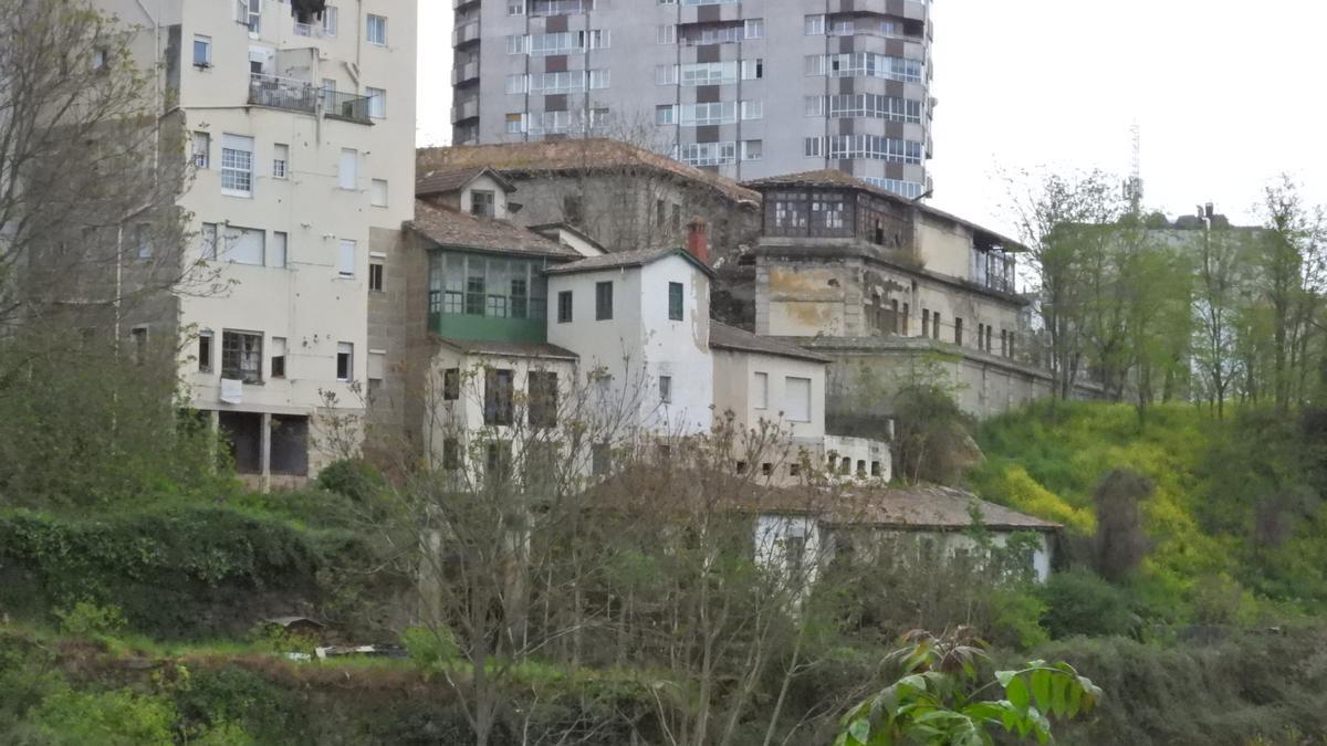 La trasera de la cárcel vieja y el deteriorado entorno del Barbaña, en la zona de As Burgas y la Plaza de Abastos. // FERNANDO CASANOVA