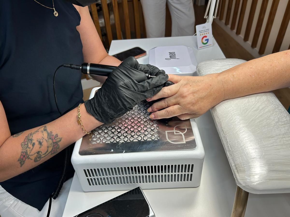 Una de las pruebas del procedimiento ARA que, en este caso, consistía en la realización de una manicura.