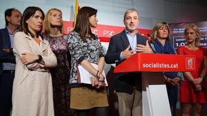 Alcaldes socialistas y concejales metropolitanos presentan el salario mínimo de referencia en la sede del PSC.