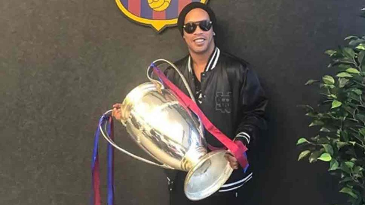 Ronaldinho, en la oficina del Barcelona en Hong Kong