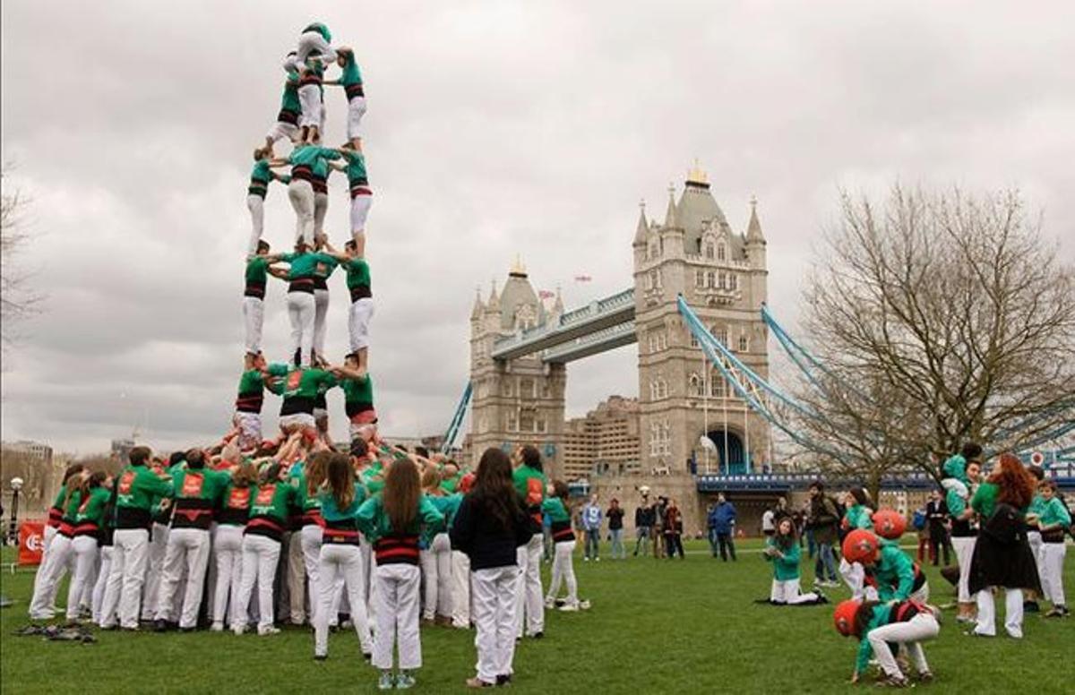Castell dels Castellers de Vilafranca davant el pont de la Torre a Londres. Castell dels Castellers de Vilafranca davant el pont de la Torre a Londres.