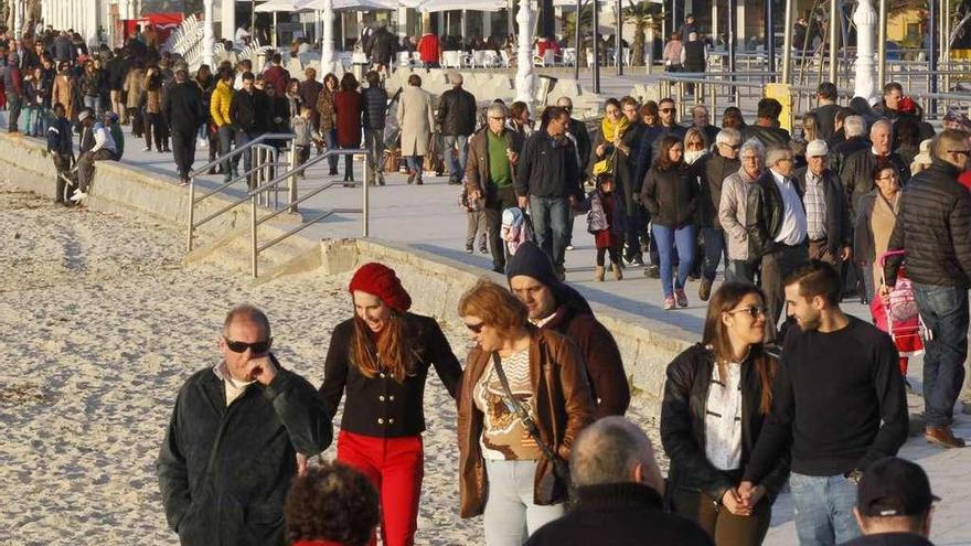 Un nutrido número de personas, ayer en Samil, aprovecha el buen tiempo durante la jornada festiva. // J. Lores