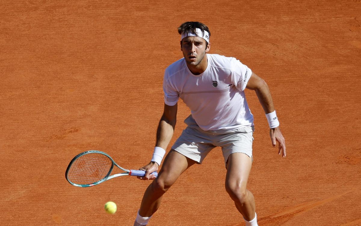 ROQUEBRUNE CAP MARTIN (France), 09/04/2026.- Tomas Martin Etcheverry of Argentina in action during his match against Carlos Alcaraz of Spain at the ATP Monte Carlo Masters tennis tournament in Roquebrune Cap Martin, France, 09 April 2026. (Tenis, Francia, España) EFE/EPA/SEBASTIEN NOGIER