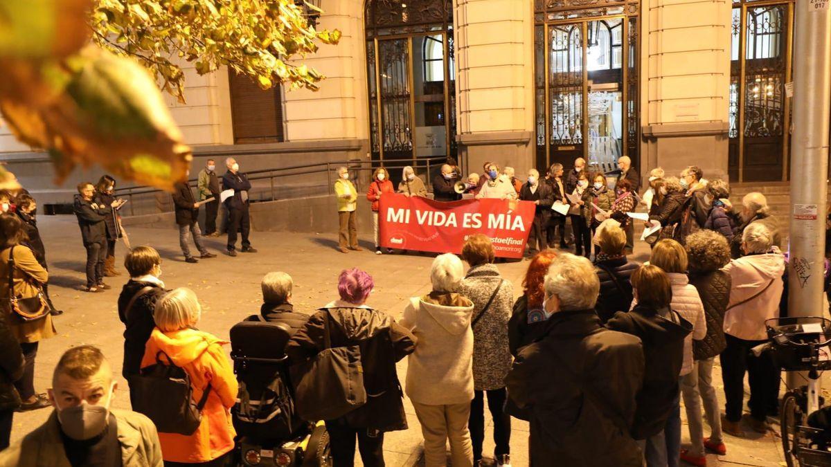 Concentración de la asociación Derecho a Morir Dignamente, la pasada semana, en Zaragoza.