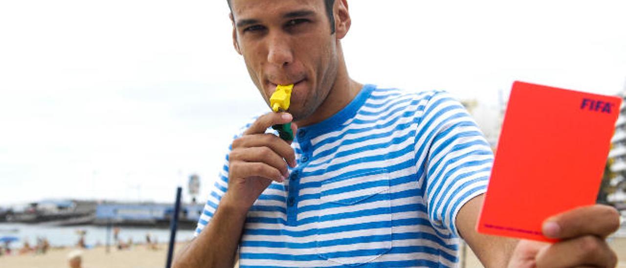 Raul González, árbitro internacional de fútbol playa, en Las Canteras.