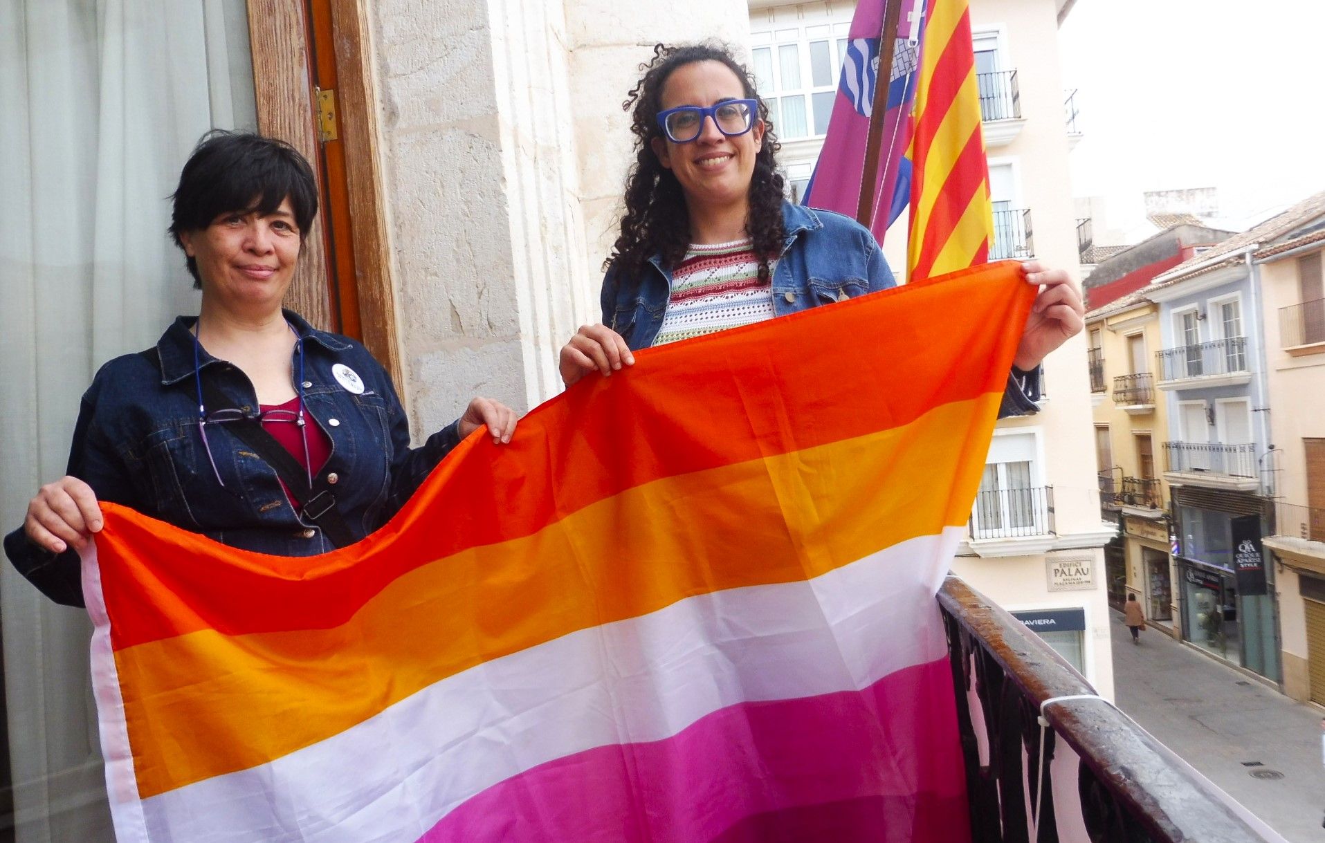 Raquel, a la izquierda, y Mireia, en el balcón del ayuntamiento tras celebrar el acto institucional.