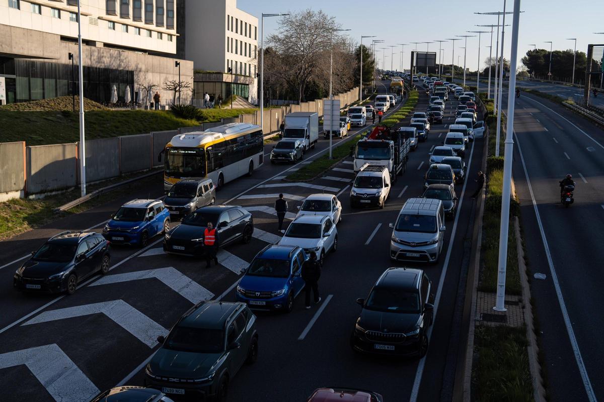 La protesta de profesores corta la B-20 a la altura de Finestrelles