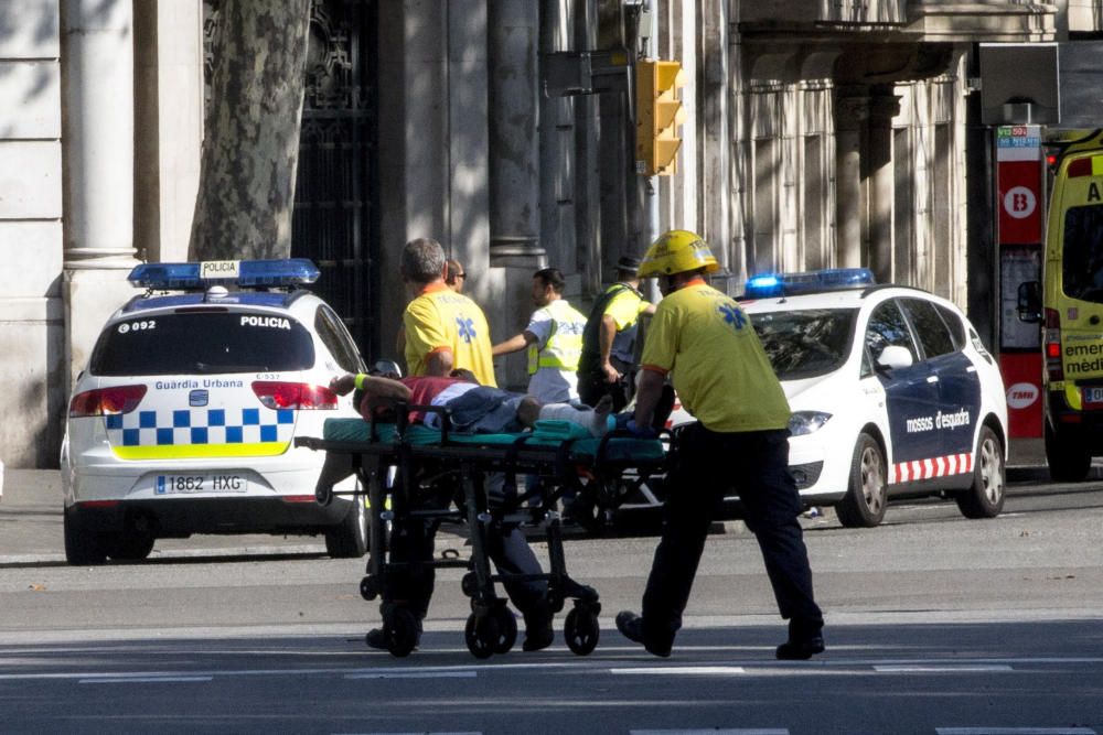 Imatges dels Serveis d''Emergència evacuant ferits de l''atropellament massiu de la Rambla