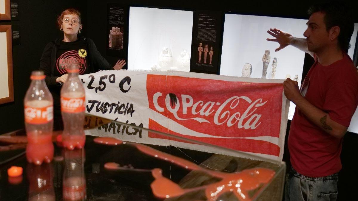 Los dos activistas lanzan el líquido en una vitrina de Museo Egipcio de Barcelona.