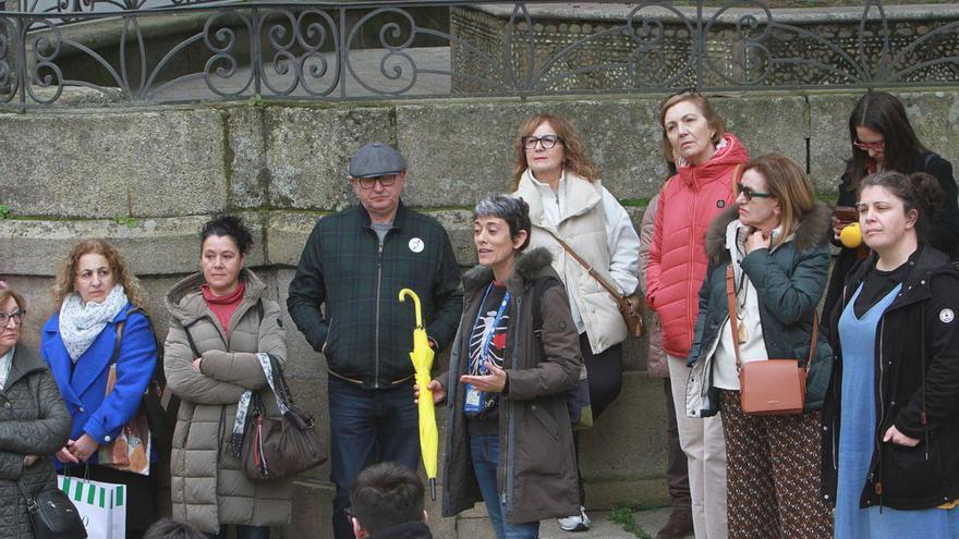 Participantes en la visita guiada por rincones emblemáticos de la ciudad.