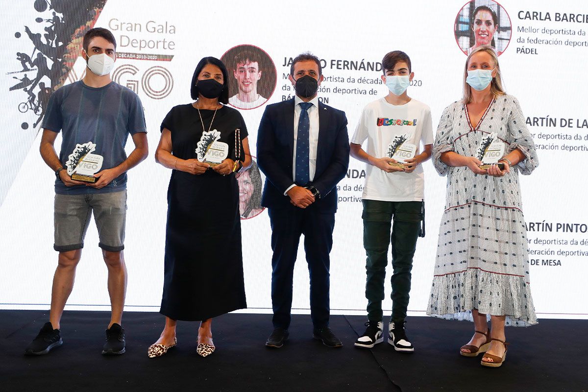 José Luis Romero, de Abanca, con Pintos, Aranda y las madres de Barciela y Fernández