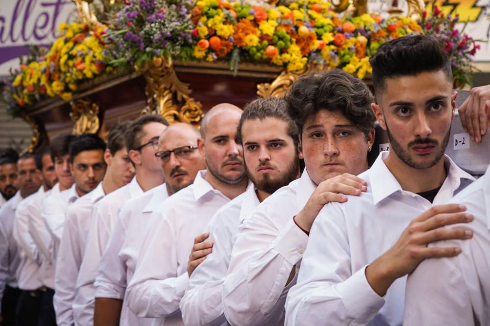 El trono con ambas imágenes ha salido del interior de la iglesia de los Mártires al ritmo de malagueñas y verdiales.