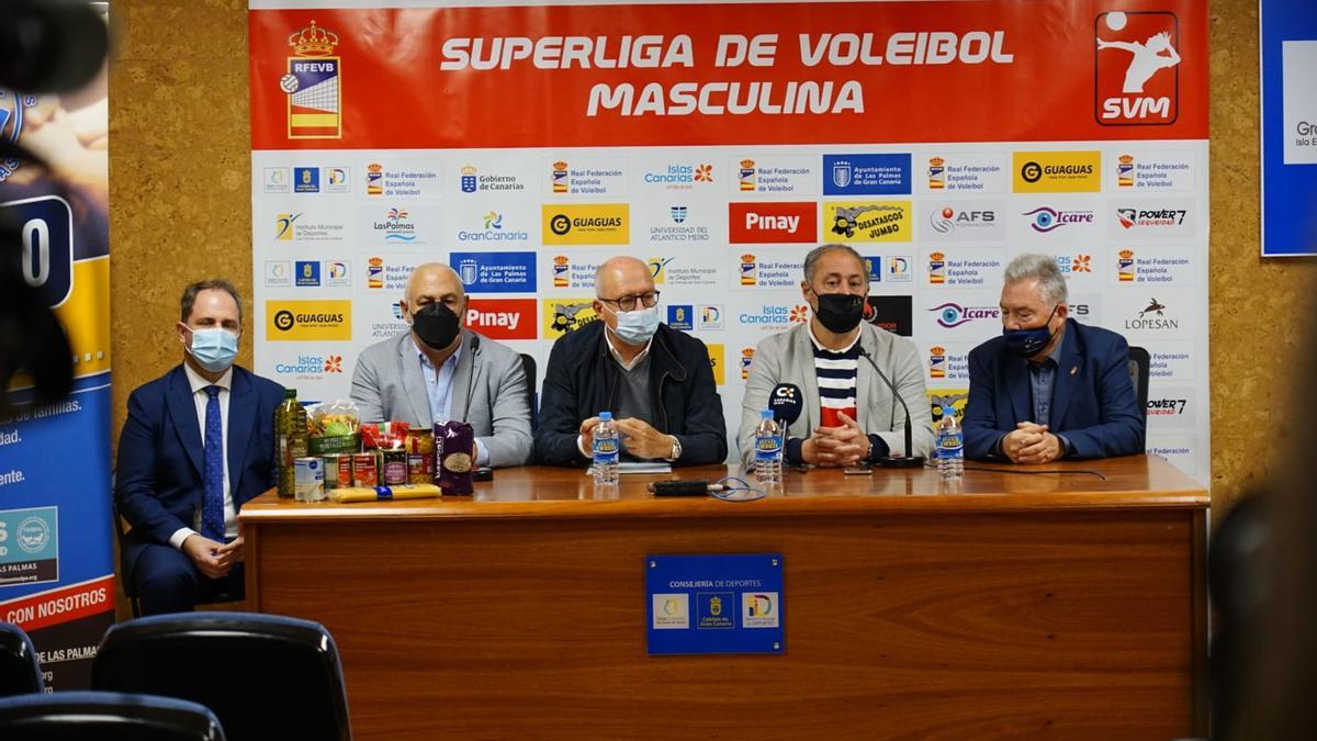 Alfonso De la Fuente, Miguel Cabrera, José Suarez, Francisco Castellano y Juan Ruiz, durante el acto de presentación de la Campaña de Recogida de Alimentos