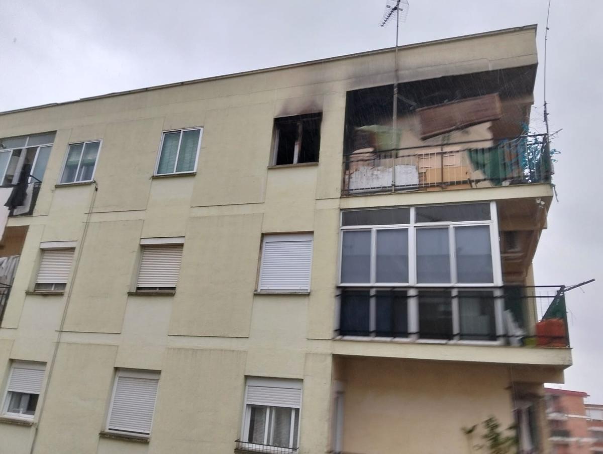 Estado exterior de la vivienda donde se ha producido el incendio en Plasencia.