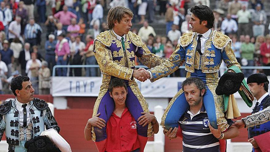 &quot;El Cordobés&quot; y Rivera Ordóñez, en la última corrida celebrada en Oviedo, en 2007.