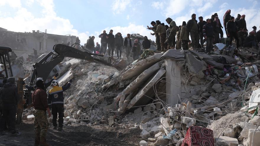 Imatge de les tasques de rescat a la província d'Idlib (Síria) després que diversos terratrèmols hagin sacsejat el nord de Síria i el sud de Turquia.