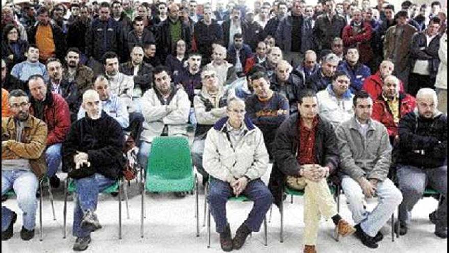 Asamblea de trabajadores del sector del Transporte, ayer, en la Asociación de Vecinos de Cabral. / RAFA VÁZQUEZ