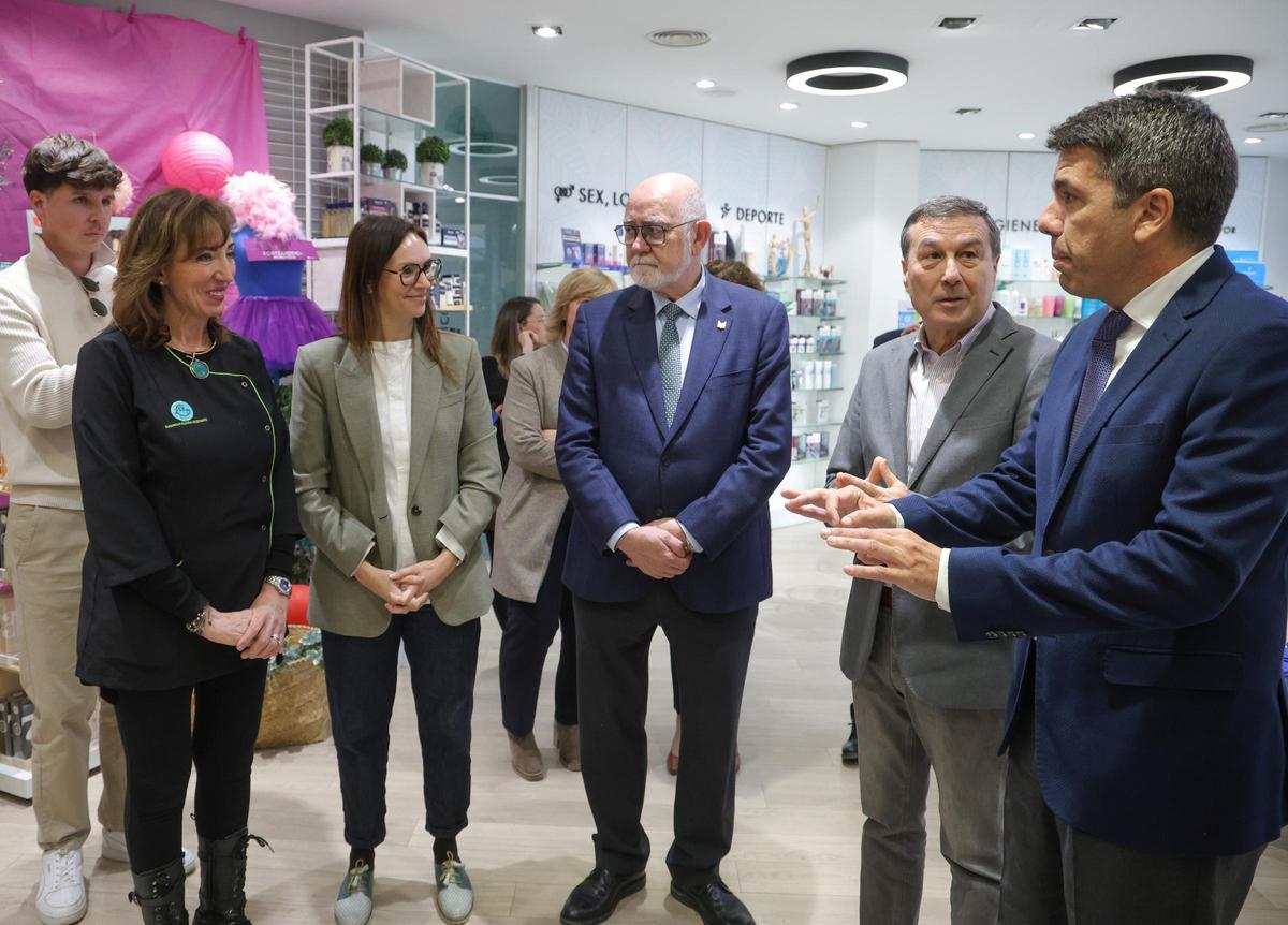 Carlos Mazón y Marciano Gómez visitan una farmacia en Paterna