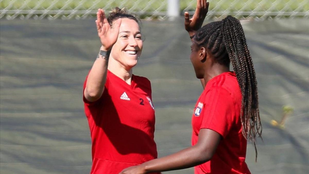 Las defensas Lucy Bronz y Griedge M'Bock, en el entrenamiento del miércoles.