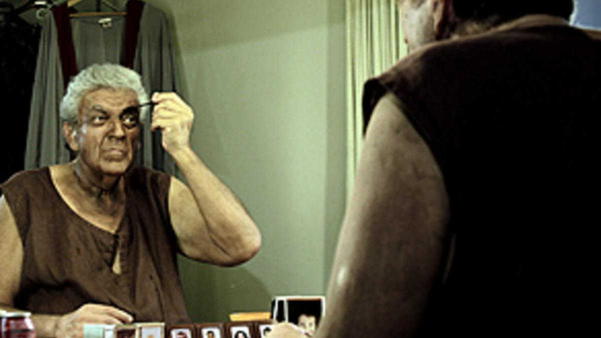 El barítono Joan Pons se maquilla antes de interpretar la última función de 'Aída' en el Liceu, este lunes