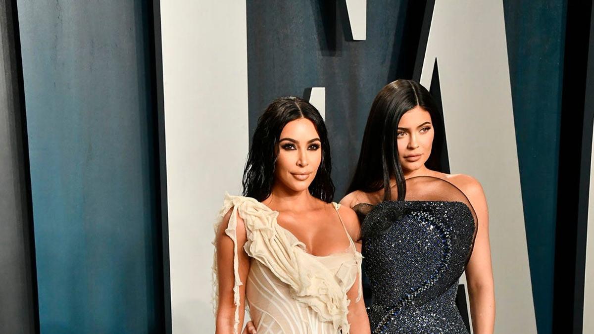 Kim y Kylie Kardashian a su llegada a la fiesta post-Oscar de Vanity Fair.