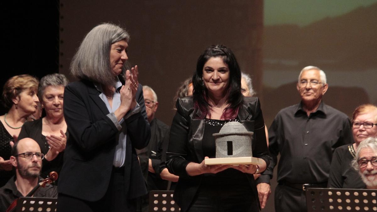 A alcaldesa, Victoria Portas, entrega o premio Xohan de Cangas ao Labor Cultural a Tromentelo, que recolle a súa directora, Sara Malvido